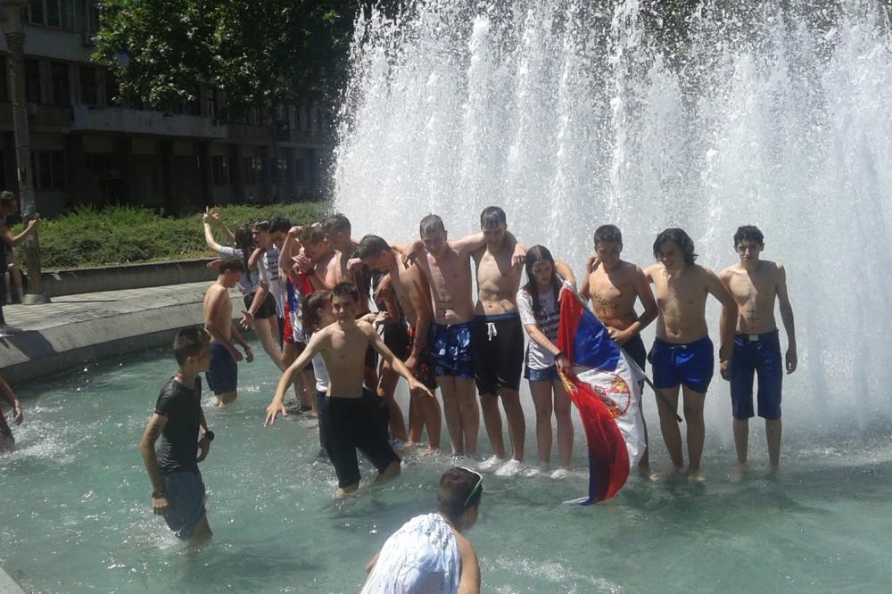 POČELO JE LUDILO! Maturanti u fontanama, SLAVE KRAJ ŠKOLE, vijore se i zastave Srbije! (VIDEO) (FOTO)