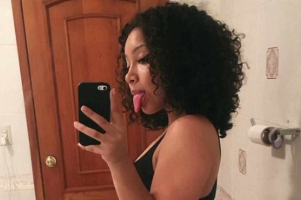 OBJAVILA JE ZAVODLJIV SELFI IZ KUPATILA: Ali svi su gledali samo u ČUDNE DETALJE iza nje! (FOTO)