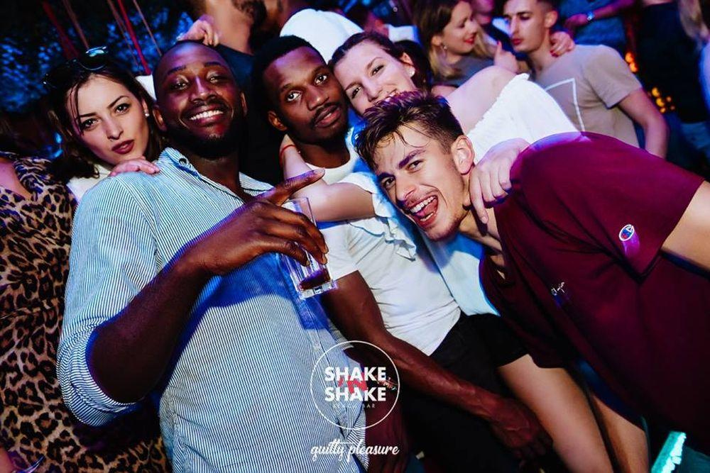 Kuma Babakar i njegovi prijatelji svako veče uživaju u društvu devojaka u beogradskom noćnom provodu