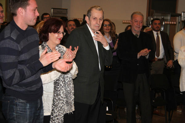 GLEDALI SMO TE KAO OCA, SVI SMO MI TVOJA DECA, HVALA TI... Glumci se opraštaju od profesora Predraga Bajčetića (FOTO)