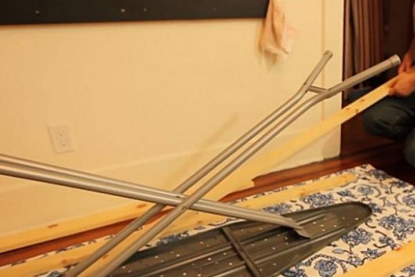 PREKO DASKE ZA PEGLANJE JE STAVILA ALUMINIJUMSKU FOLIJU: Čim vidite RAZLOG, odmah ćete uraditi isto!