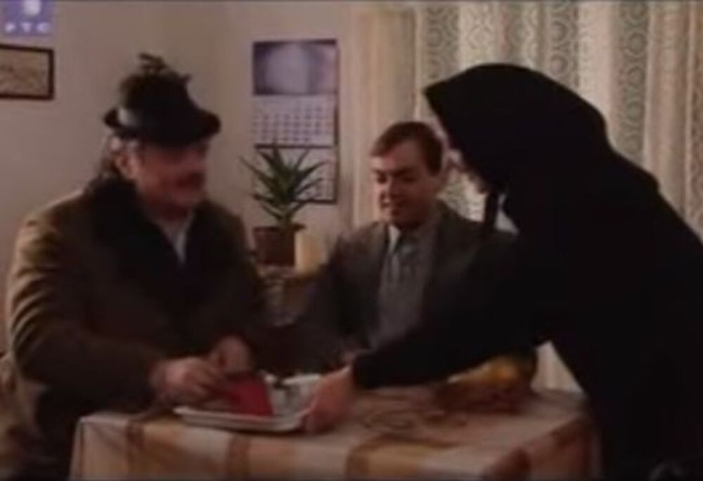 Selo gori, a baba se češlja