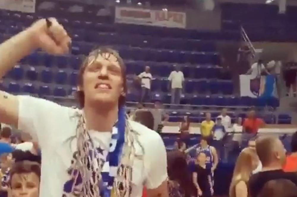 Slavio osvajanje istorijske titule sa Mornarom, pa zapevao navijačku pesmu Grobara! (VIDEO)