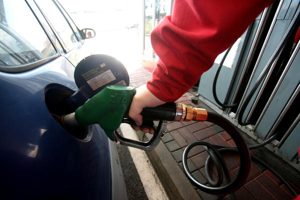 ČEKAJ, KAKO JE OVO MOGUĆE? Cena nafte na svetskom tržištu niža za 64%, a u Srbiji cena goriva porasla za 50%!