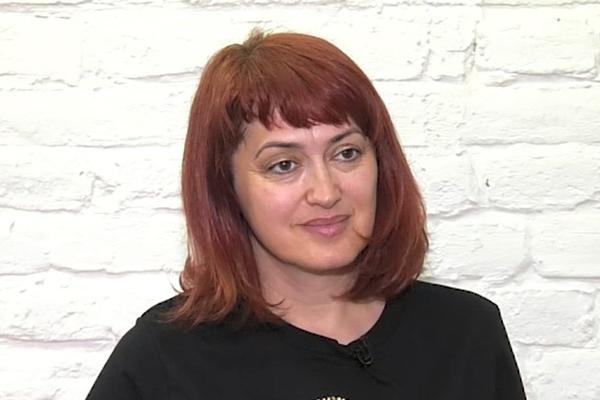 ELIZA HODŽA, ALBANSKA UMETNICA ČIJE FOTOGRAFIJE SU DIGLE BALKAN NA NOGE: Moramo da se SUOČIMO sa onim što se stvarno dešavalo 90-tih! (VIDEO)