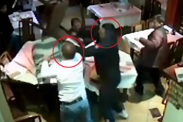 STRAVIČAN KAFANSKI OBRAČUN U KRAGUJEVCU: Oborili čoveka na pod, pa ga KRVNIČKI pesničili! (UZNEMIRUJUĆ VIDEO)