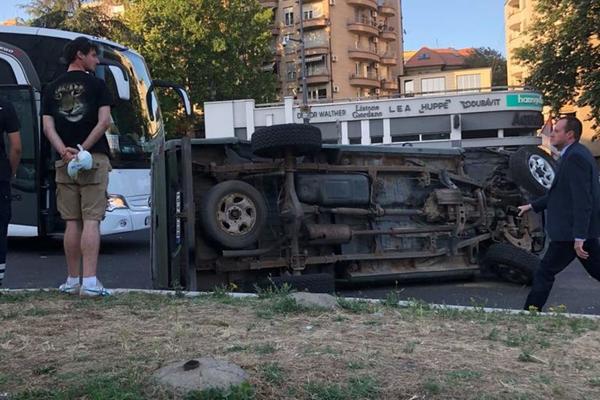 SAOBRAĆAJNA NESREĆA KOD FRANŠA: Sudar automobila i autobusa (FOTO)