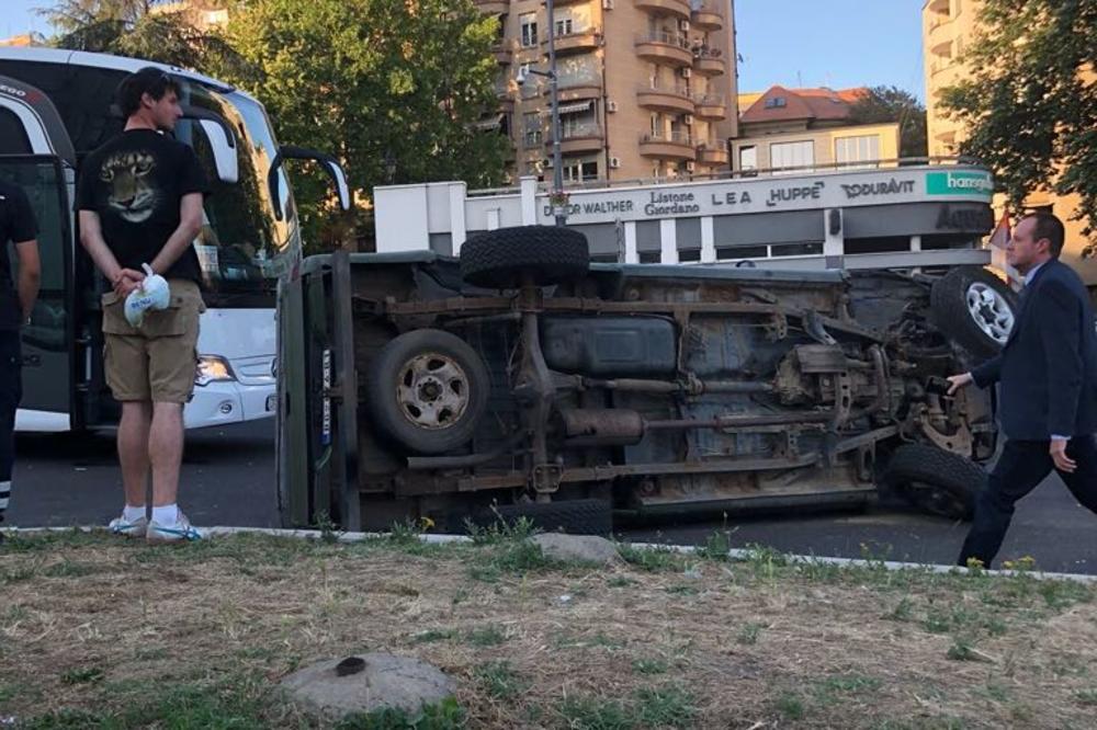 SAOBRAĆAJNA NESREĆA KOD FRANŠA: Sudar automobila i autobusa (FOTO)