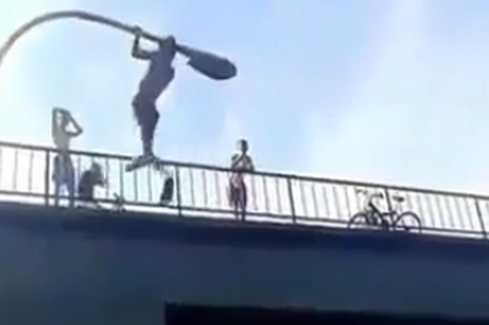 UŽAS U SRBIJI: Dečak pao sa bandere, POLOMIO KIČMU, sve su snimile KAMERE! (VIDEO)