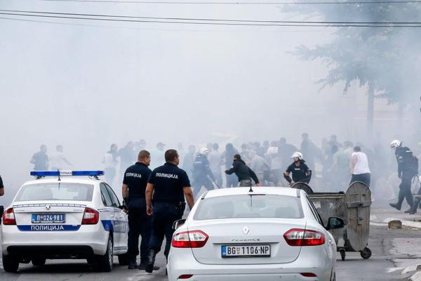 TUČA NAVIJAČA U OKOLINI BEOGRADA: Sevale motke, razbijene glave, jedan navijač hitno operisan!