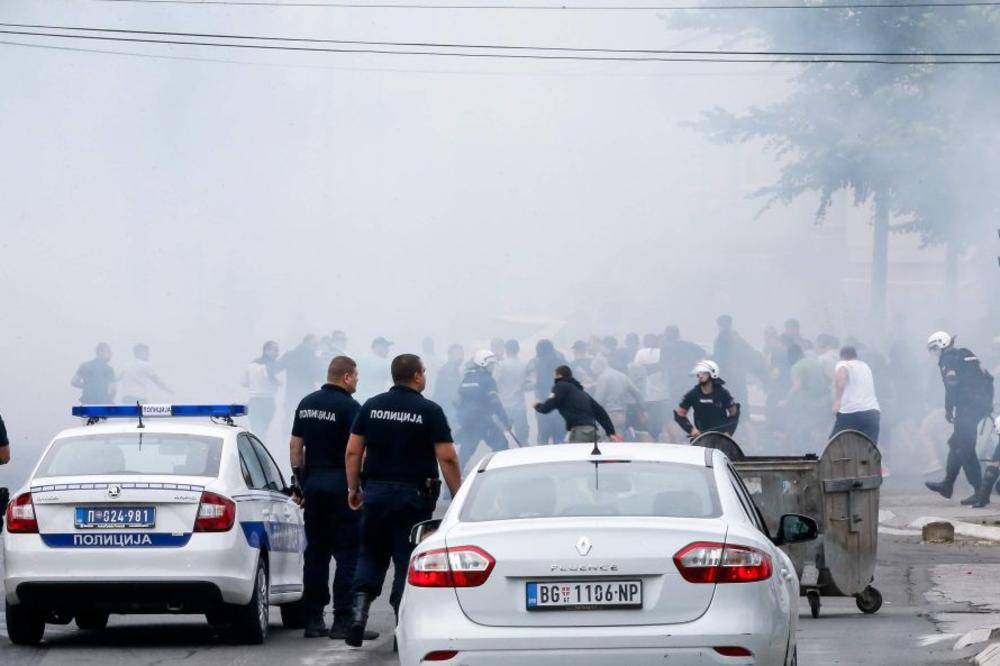 TUČA NAVIJAČA U OKOLINI BEOGRADA: Sevale motke, razbijene glave, jedan navijač hitno operisan!