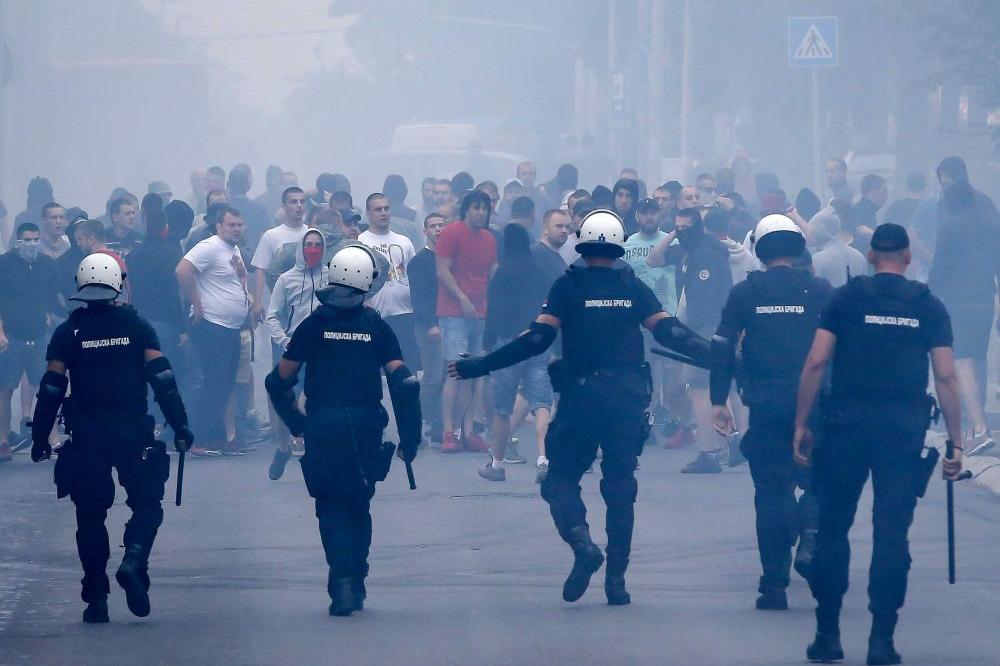 HAOS U ZEMUNU: Tuča Delija i Taurunuma, huligan bežao od policije motorom kroz crveno, uhapšen u parkiću punom dece