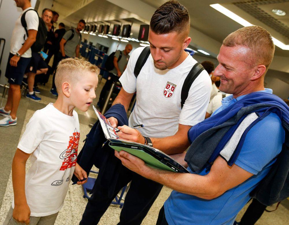 Sergej Milinković Savić potpisuje autogram