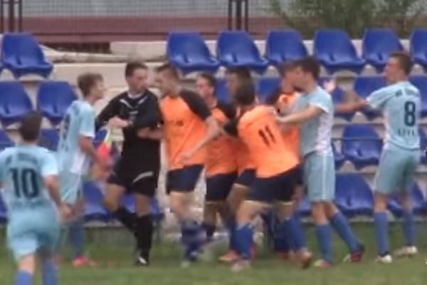 GOLMAN ZAKUVAO TUČU: Opšti metež na utakmici u Bosni je vrlo lako mogao da preraste u ozbiljan obračun! Sudija razdvajao zaraćene strane! (VIDEO)