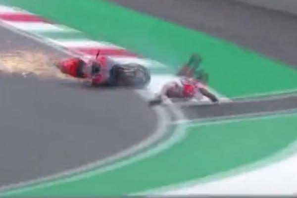 JEZIV UDES ITALIJANSKOG VOZAČA: Izgubio kontrolu i motor ga odbacio u vazduh, a onda se prosuo po stazi! (FOTO)