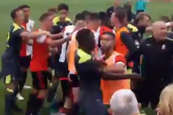 NABADANJE PESNICAMA, HVATANJE ZA VRAT: Mladi holandski fudbaleri kao da su u uličnoj tuči, a ne na fudbalskom terenu! (VIDEO)