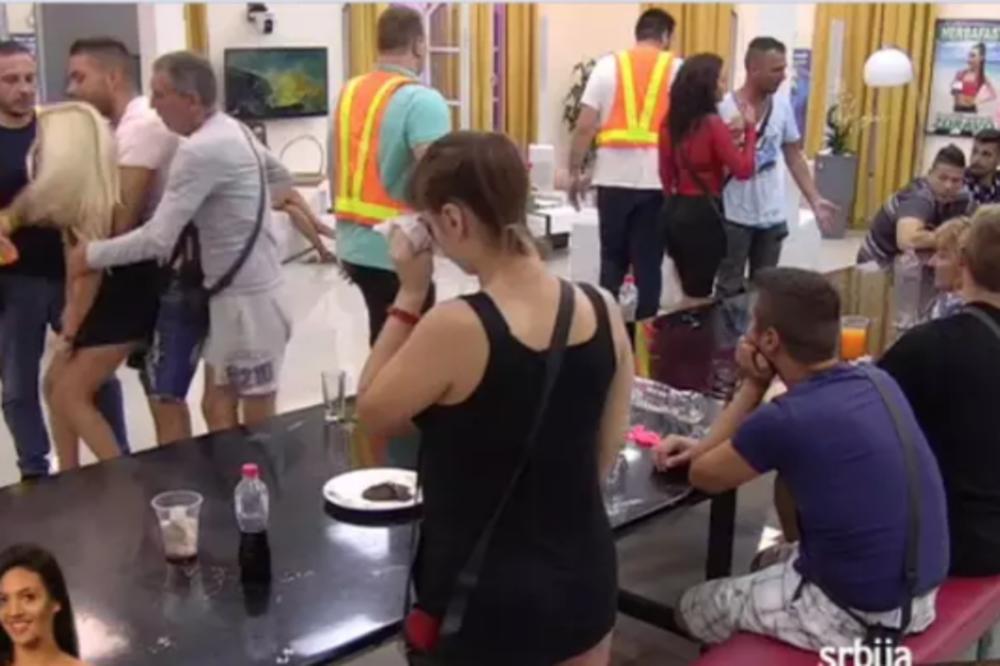 DOŽIVELA NERVNI SLOM, PA SE NAŠLA NA PODU: Zadrugarka gađala Đeksona šoljom zbog Andrijane, nastao KOLAPS, ukazana joj lekarska pomoć (VIDEO)