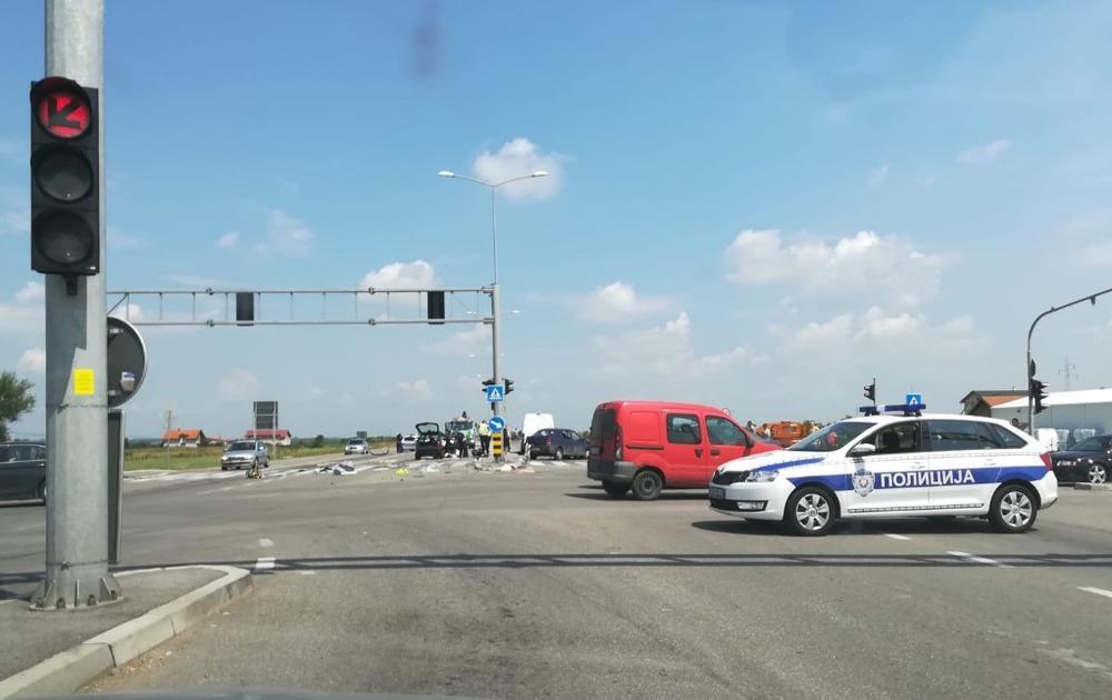 Vatrogasci morali da seku vozilo kako bi izvukli povređene  