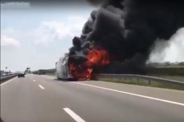 DRAMA KOD AERODROMA NIKOLA TESLA: Zapalio se HRVATSKI AUTOBUS! (FOTO) (VIDEO)