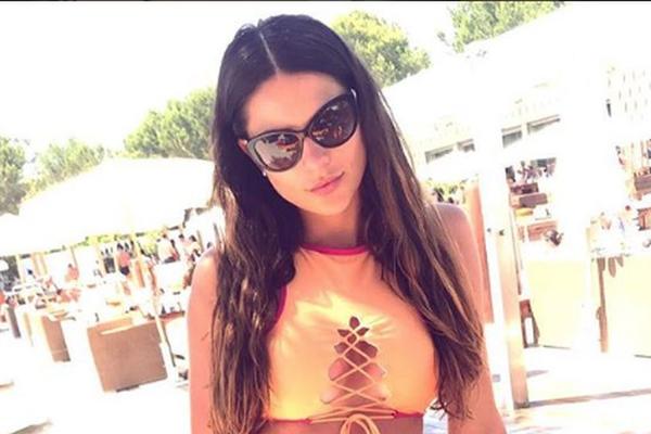 TESNO, USKO, PRIPIJENO I SVE SE OCRTAVA: Došla je da isprati dečka na pripreme za boj sa Srbijom i pokazala svaki delić svog tela! (FOTO)