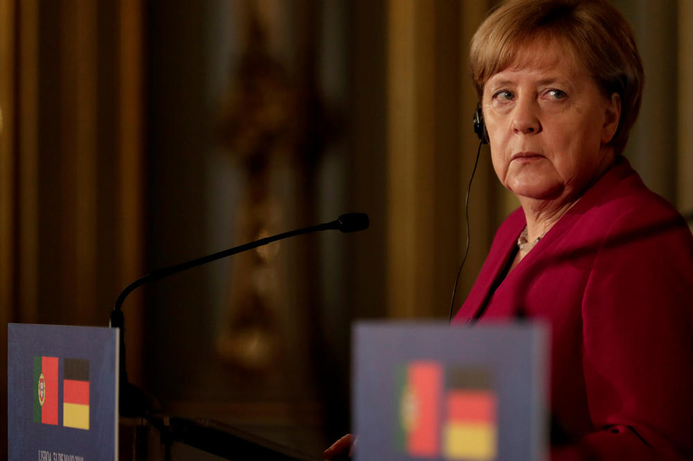 Merkelova pod OGROMNIM PRITISKOM: Optužena da je znala za KORUPCIJU u Agenciji za migraciju!