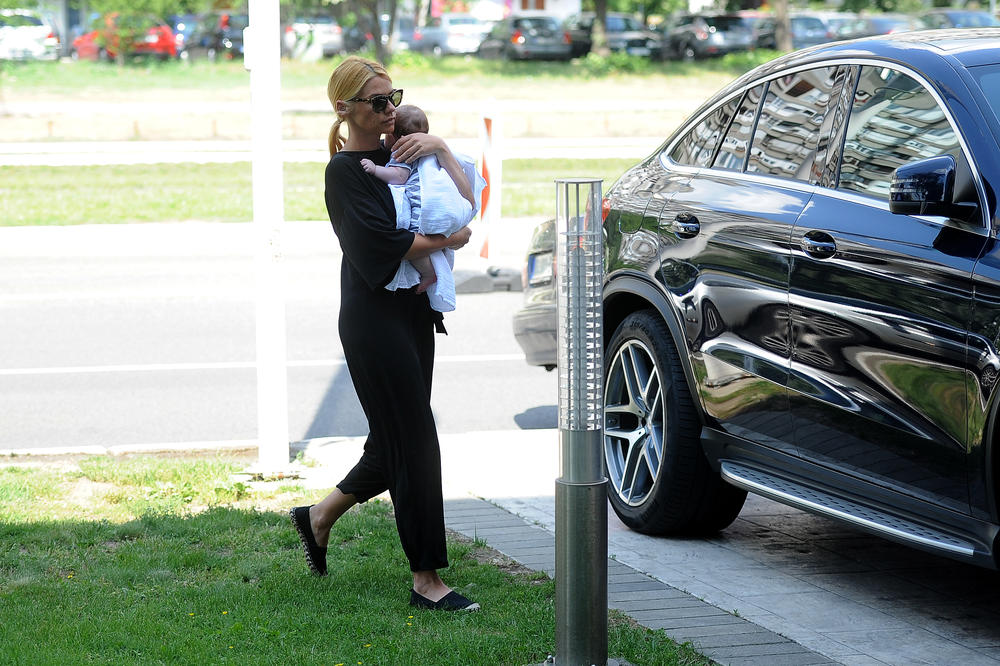 Muka mi je više od svega! Ne mogu da podnesem ovo, dokle više?! Ma samo da se razvedem... NATAŠA BEKVALAC ODLAZI IZ SRBIJE! (FOTO)
