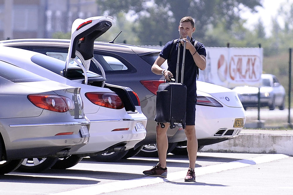 ZVEZDA ZVANIČNO DOBILA PAKLENU KONKURENCIJU: Klub koji ima para obelodanio da kreće u napad na Stojiljkovića!