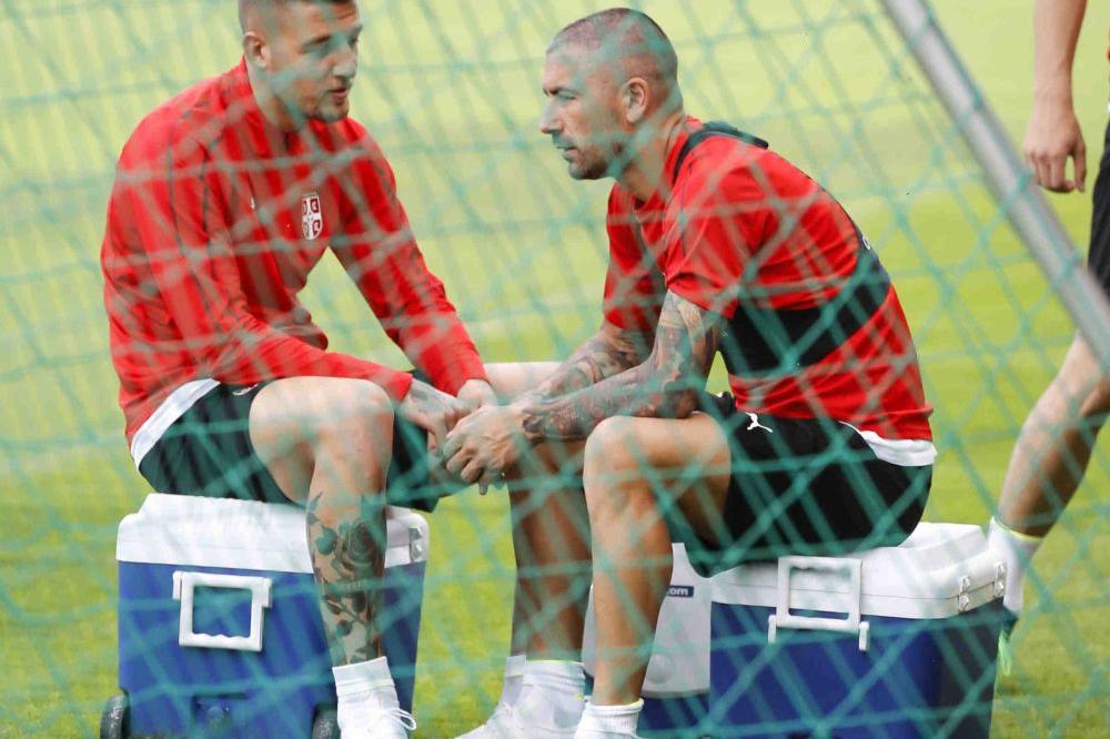 EVO KAKO PROLAZE PRIPREME ORLOVA: Malo šah, malo "Ne ljuti se čoveče" malo bajs i po koji autogram! (FOTO)