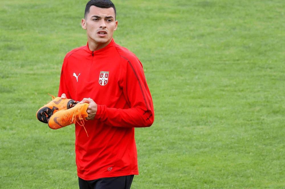 POKIDAJ MU SKRAĆENE NOGE: Radonjiću stiže podrška pred meč sa Švajcarskom, a saigrač iz Zvezde je imao posebnu poruku za Šaćirija! (FOTO)