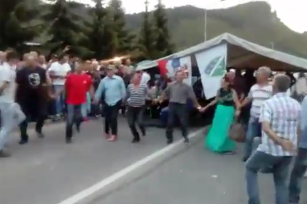 ZAJEDNO U IGRI ČEKAJU DA IM SE REŠE PROBLEMI! Malinari se ujedinili, pa opičili kolce, u Prijepolju opšta žurka! (VIDEO)