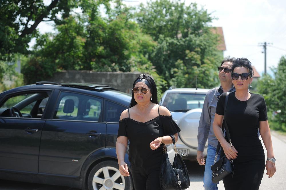 Zlata Petrović u suzama stigla na sahranu