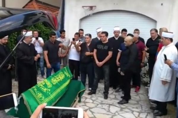 TUGA U LOZNICI! Estrada u suzama stigla na sahranu Sinana Sakića, porodica neutešna, potresne scene ispred porodične kuće (VIDEO)