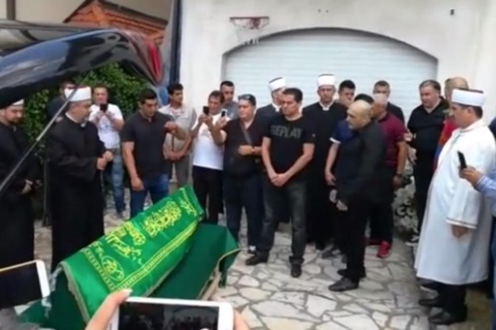 TUGA U LOZNICI! Estrada u suzama stigla na sahranu Sinana Sakića, porodica neutešna, potresne scene ispred porodične kuće (VIDEO)