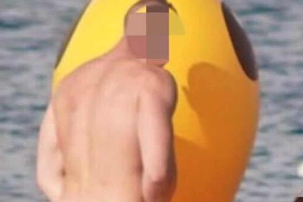 SVE SE VIDI! Mladi par se dohvatio nasred plaže, i to na žutoj patkici na naduvavanje! (VIDEO)