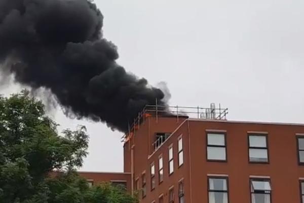 EKSPLOZIJA U CENTRU ENGLESKE: Vatrogasci se bore s plamenom! (VIDEO)