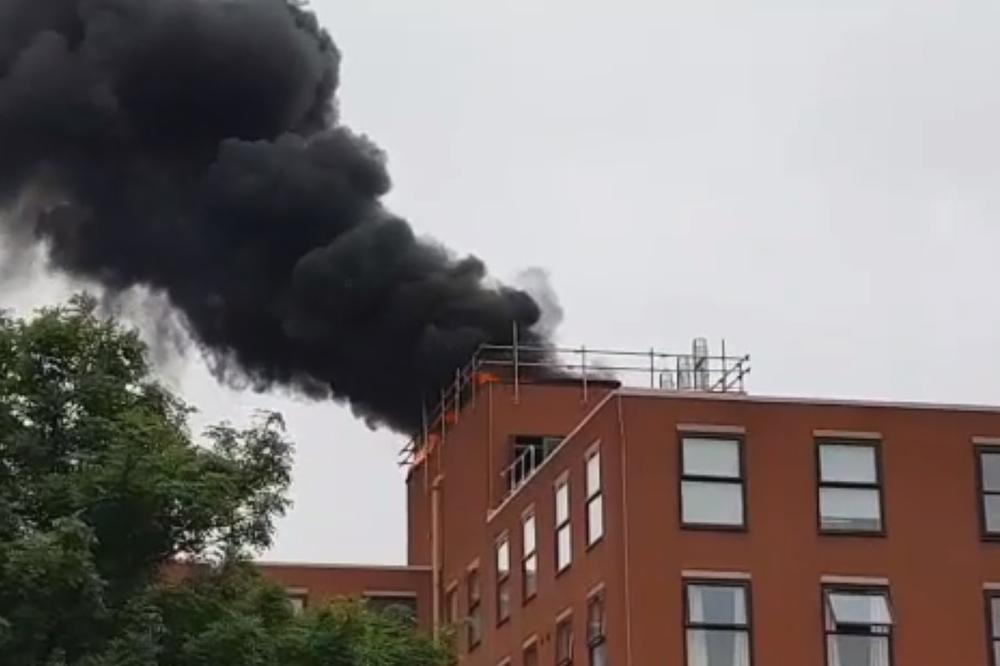 EKSPLOZIJA U CENTRU ENGLESKE: Vatrogasci se bore s plamenom! (VIDEO)