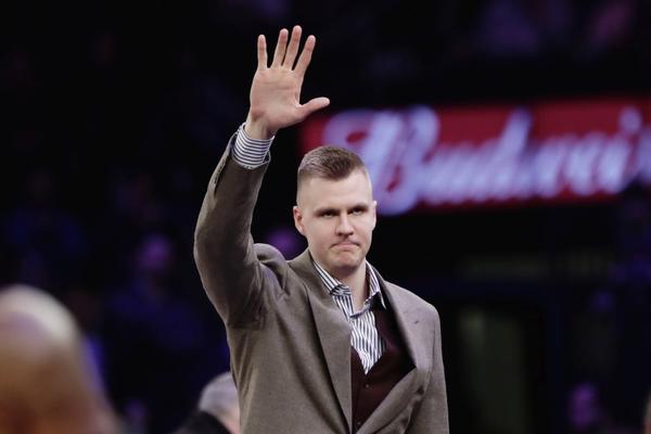 OVAJ DEČKO UBIJA: Kristaps Porzingis oduševljen igračem koga se Zvezda odrekla posle samo nekoliko meseci! (FOTO)