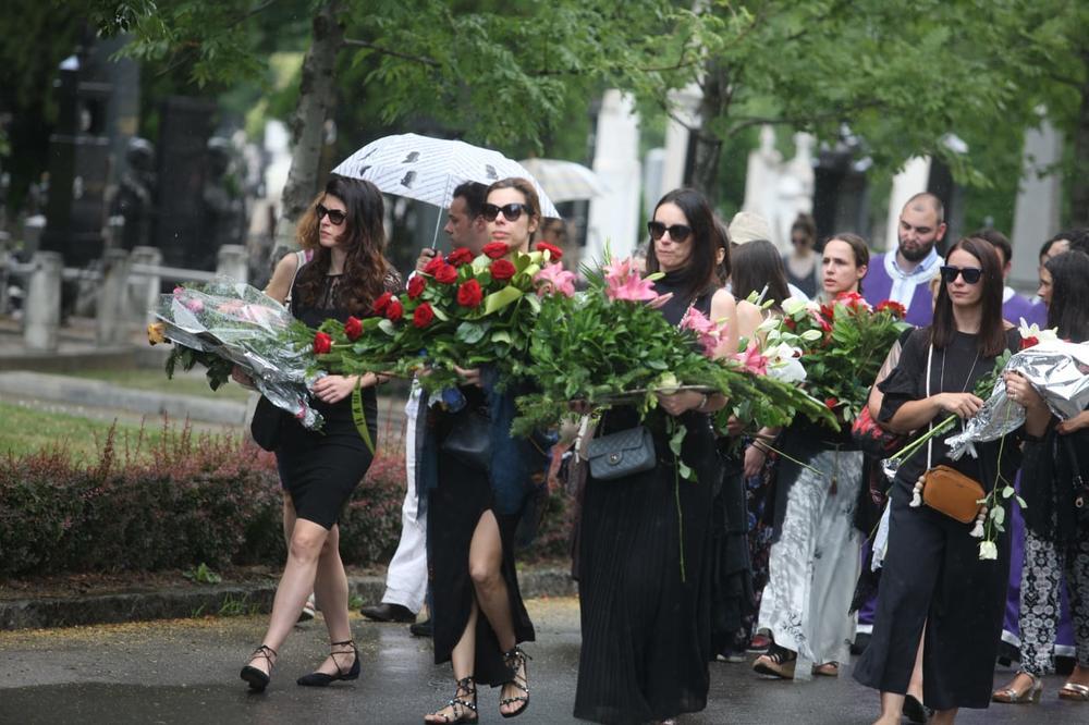 POSLEDNJI POZDRAV VELIKOM PROFESORU! Glumci u suzama ispratili Predraga Bajčetića na večni počinak! (FOTO)(VIDEO)