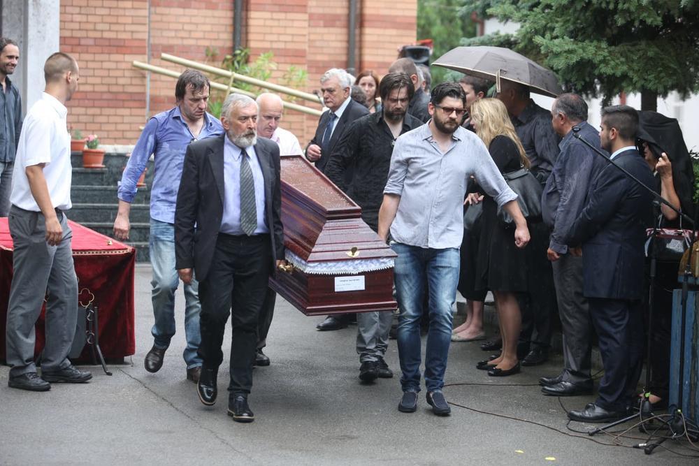 Velikani srpskog glumišta po pljusku nosili kovčeg   