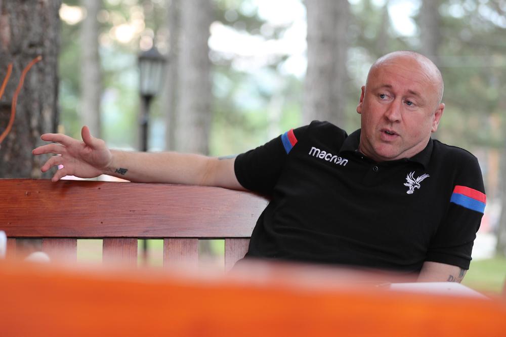 GROBARSKI TREŠ ROMANTIZAM OSLIKAO NOVI MURAL: Poruka anglomanijskoj Srbiji osvanula na prestoničkom zidu!