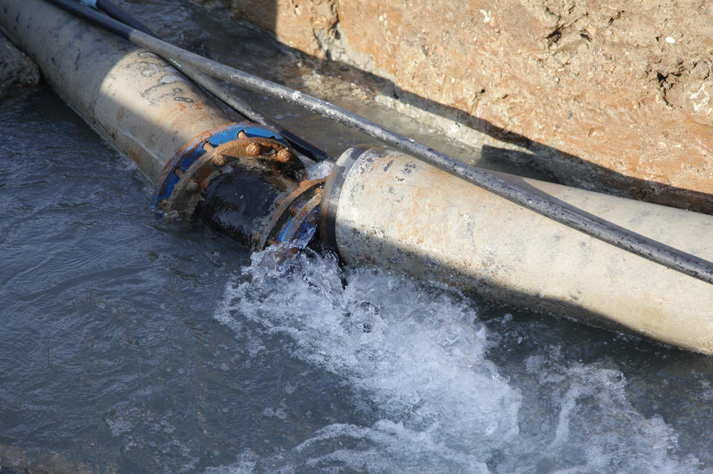 U ZGRADI U KRAGUJEVCU PUKLA VODOVODNA CEV, A ONDA JE OTKRIVENA UŽASNA ISTINA: Vlasniku nije prvi put!