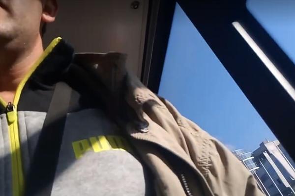 BUS PLUS INCIDENTUS! Kontrola je ušla u vozilo, a putnik bez karte je odbio da izađe. MOŽETE LI DA NASLUTITE KRAJ OVE BG PREDSTAVE? (VIDEO)