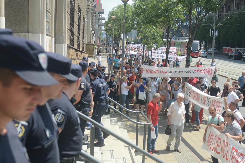 Policija obezbeđuje protest  
