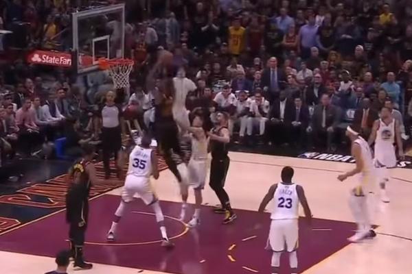 ALEJ-UP ZA SAMOG SEBE: Lebron je bio u bezizlaznoj poziciji, a onda je izveo legendarni potez Mekgrejdija! (VIDEO)