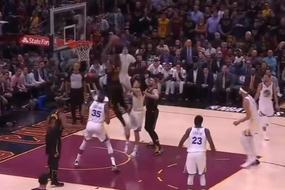 ALEJ-UP ZA SAMOG SEBE: Lebron je bio u bezizlaznoj poziciji, a onda je izveo legendarni potez Mekgrejdija! (VIDEO)