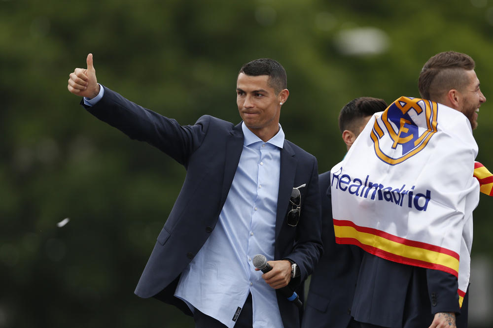 BAŠ GA BRIGA ŠTO GA SELE IZ MADRIDA: Kristijano Ronaldo posetio dečiju bolnicu i oduševio mališane! (FOTO) (VIDEO)