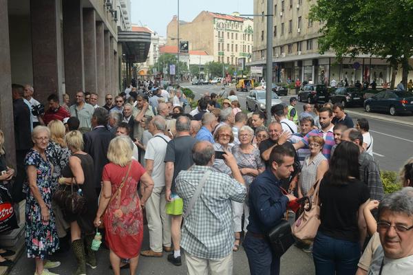 BEOGRAD DANAS DOBIJA NOVOG GRADONAČELNIKA: Pristalice SNS ispred Skupštine grada spontano se okupile i aplaudirale Radojičiću, Đilasu dobacivali uaaa (VIDEO)