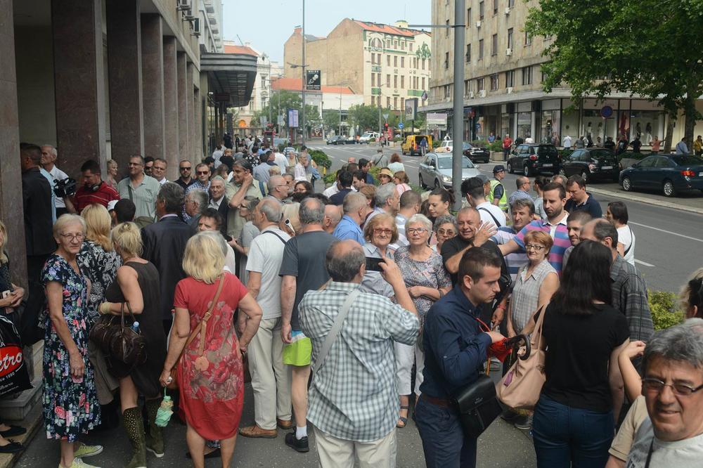 BEOGRAD DANAS DOBIJA NOVOG GRADONAČELNIKA: Pristalice SNS ispred Skupštine grada spontano se okupile i aplaudirale Radojičiću, Đilasu dobacivali uaaa (VIDEO)
