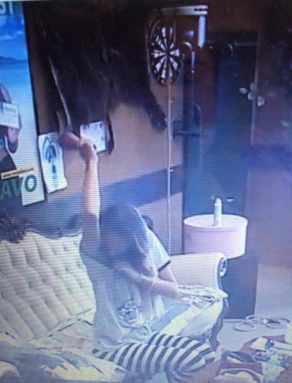 Uhvaćena je i kako miriše svoj pazuh  