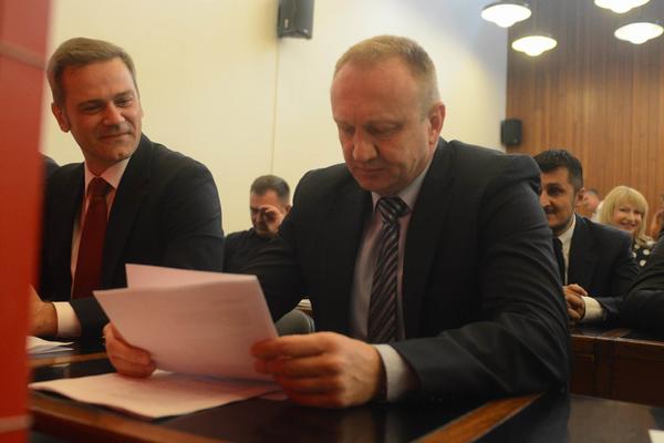 ĐILAS SE OPET OPUŠTA CRTANJEM: Dok sednica traje on ŽVRLJA, a snimili smo i ŠTA (VIDEO)